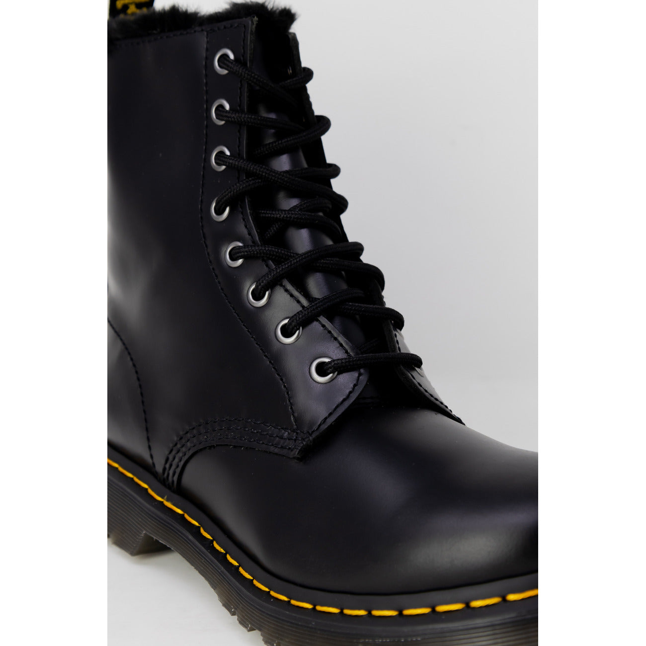 Dr. Martens Laarzen Dames Zwart – 100% Leer & Vetersluiting